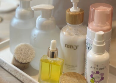 Produits de beauté au Wolf SGX Nail Studio, Montréal, Québec, CA sur plateau luxueux.