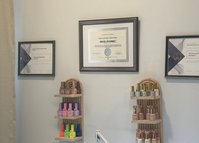 Diplômes et vernis à ongles chez Wolf SGX Nail Studio, Montréal, Québec, CA.