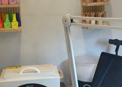 Station manucure moderne à Wolf SGX Nail Studio, Montréal, Québec, CA, avec vernis colorés et équipement professionnel.