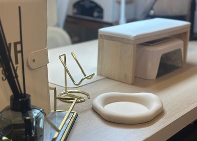 Espace manucure à Wolf SGX Nail Studio, Montréal, Québec, CA, avec accessoires et table élégants.