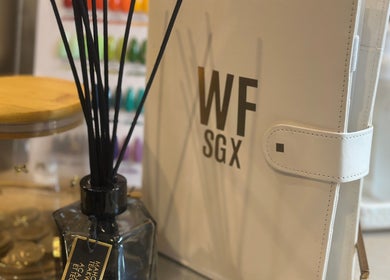 Détail raffiné chez Wolf SGX Nail Studio, Montréal, Québec, CA, avec diffuseur d'arôme et palette de couleurs.