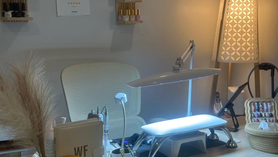 Station de manucure élégante à Wolf SGX Nail Studio, Montréal, Québec, CA.