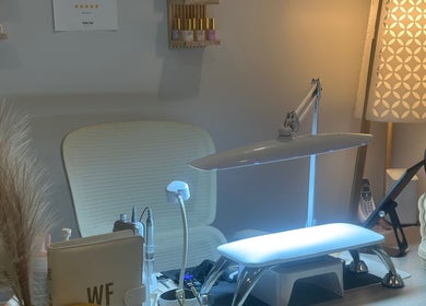 Station de manucure élégante à Wolf SGX Nail Studio, Montréal, Québec, CA.