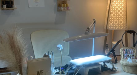 Station de manucure élégante à Wolf SGX Nail Studio, Montréal, Québec, CA.