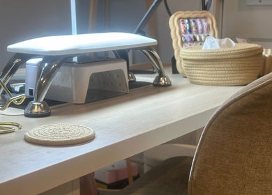 Station de manucure moderne chez Wolf SGX Nail Studio, Montréal, Québec, CA.