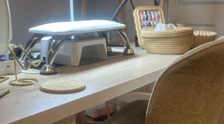 Station de manucure moderne chez Wolf SGX Nail Studio, Montréal, Québec, CA.