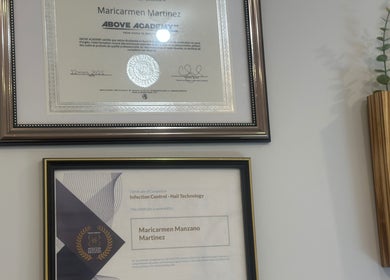 Certificats encadrés à Wolf SGX Nail Studio, Montréal, Québec, CA, montrant expertise professionnelle.