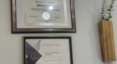 Certificats encadrés à Wolf SGX Nail Studio, Montréal, Québec, CA, montrant expertise professionnelle.
