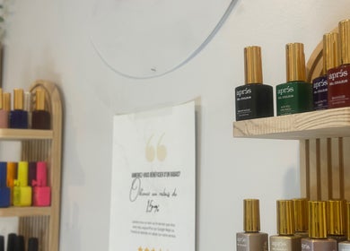 Étagères à vernis colorées à Wolf SGX Nail Studio, Montréal, Québec, CA. Explorez une variété de teintes.
