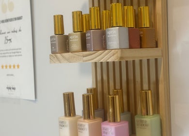 Étagère de vernis à ongles chez Wolf SGX Nail Studio à Montréal, Québec, CA.