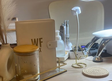 Intérieur élégant de Wolf SGX Nail Studio à Montréal, Québec, CA avec un décor moderne et minimaliste.