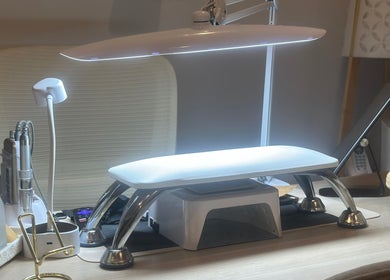 Station de manucure moderne chez Wolf SGX Nail Studio, Montréal, Québec, CA, élégamment éclairée.