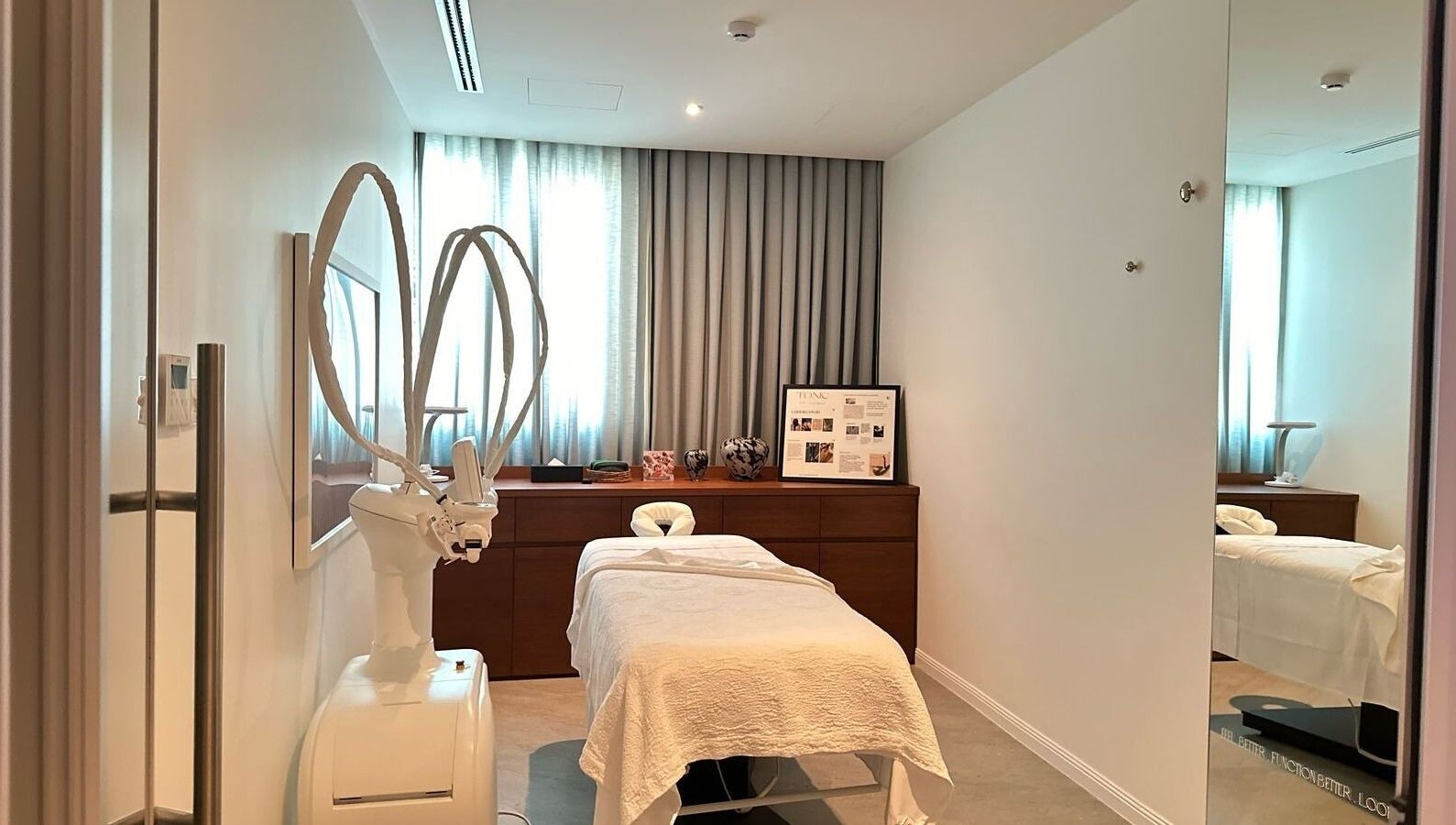 Cozy treatment room at Tonic the Method in Riyadh, Riyadh Province, SA, showcasing a massage table and equipment.