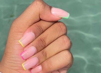 Des ongles élégants avec des pointes néon chez Aqua Nails by Yaëlle, Fort de France, MQ.