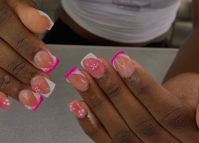 Manucure à Aqua Nails by Yaëlle, Fort de France, MQ avec design rose et blanc.