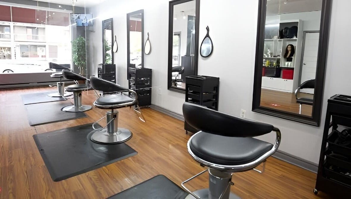 Intérieur moderne du salon Tendance Versa Inc. à Montréal, Québec, CA avec miroirs et fauteuils élégants.