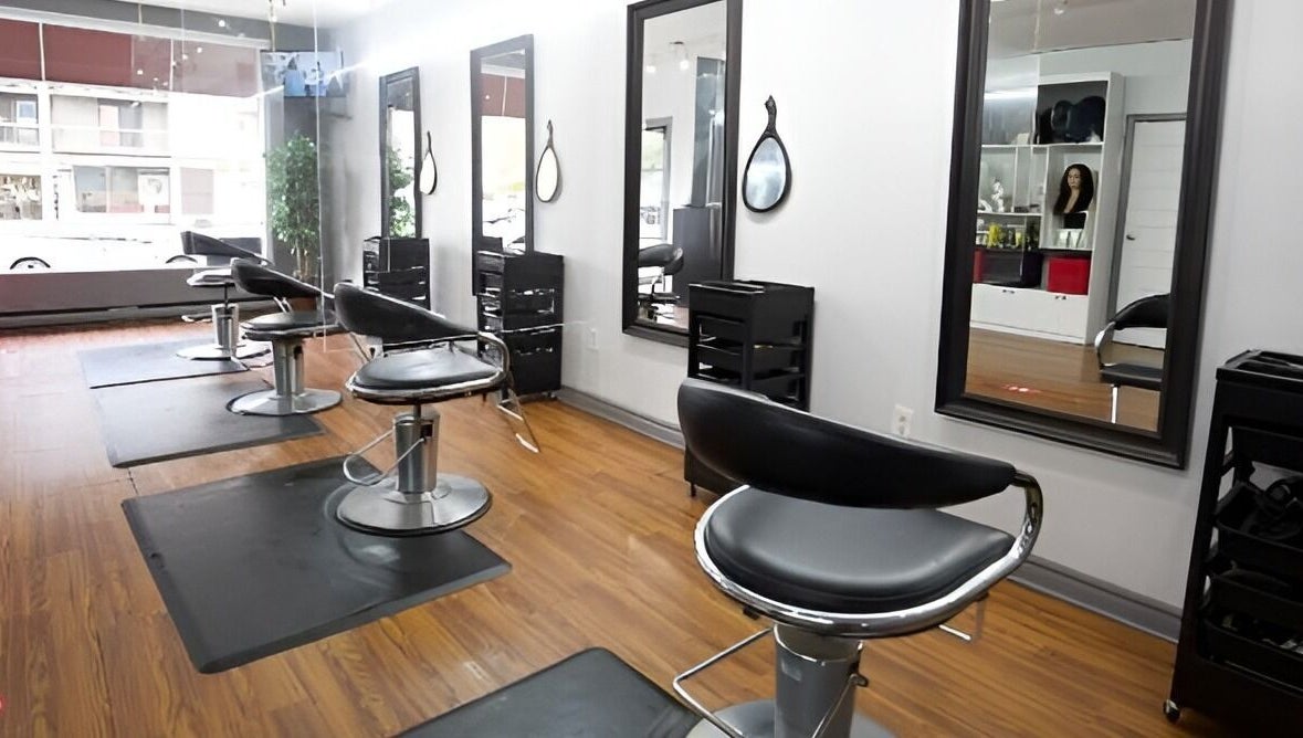 Intérieur moderne du salon Tendance Versa Inc. à Montréal, Québec, CA avec miroirs et fauteuils élégants.