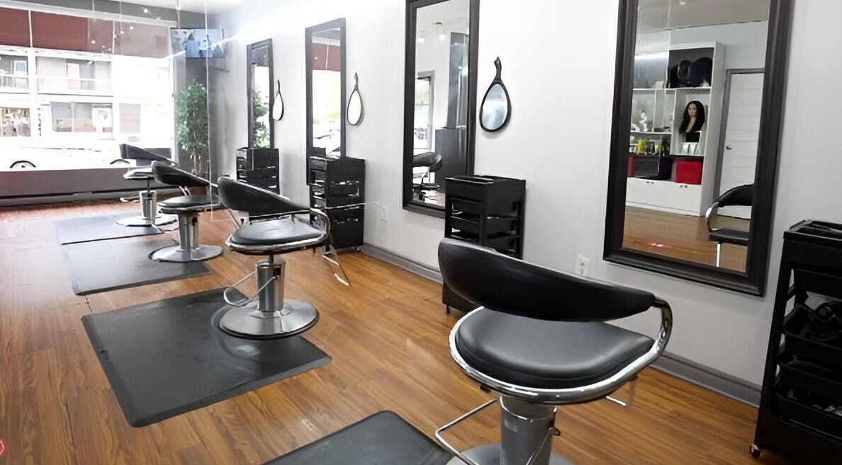 Intérieur moderne du salon Tendance Versa Inc. à Montréal, Québec, CA avec miroirs et fauteuils élégants.