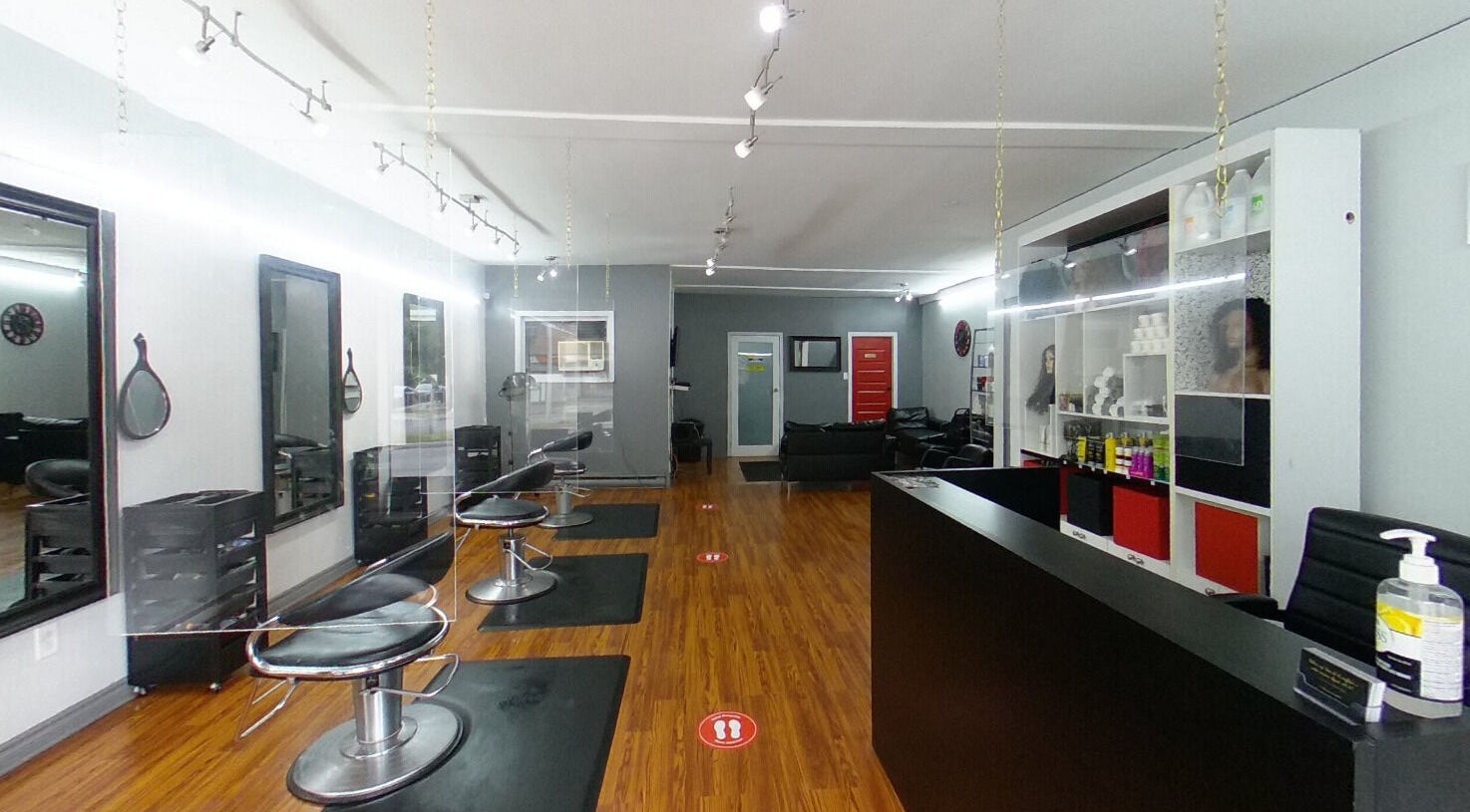 Intérieur élégant du salon Tendance Versa Inc. à Montréal, Québec, CA, avec des miroirs et sièges.