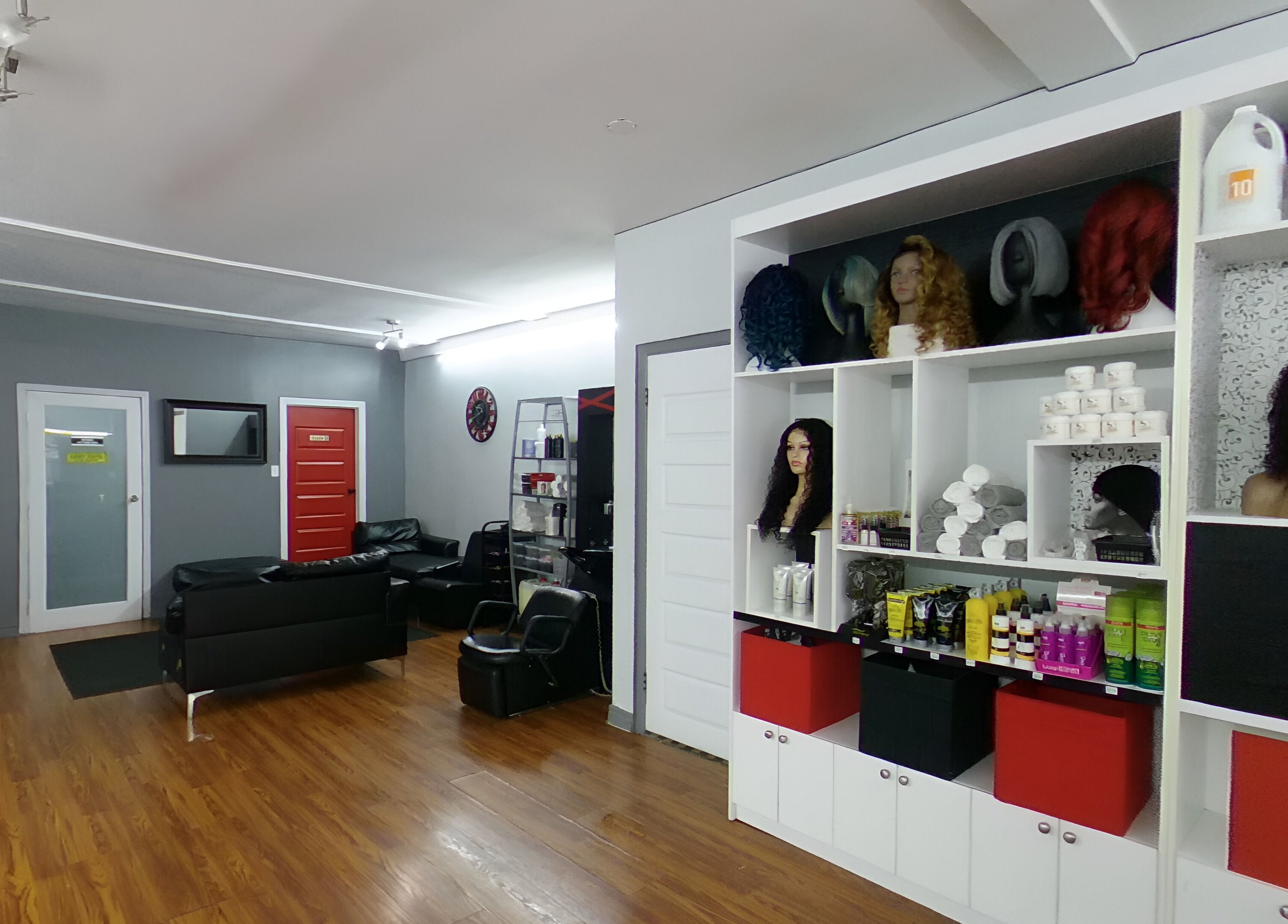 Intérieur moderne et sophistiqué du salon Tendance Versa Inc. à Montréal, Québec, CA.