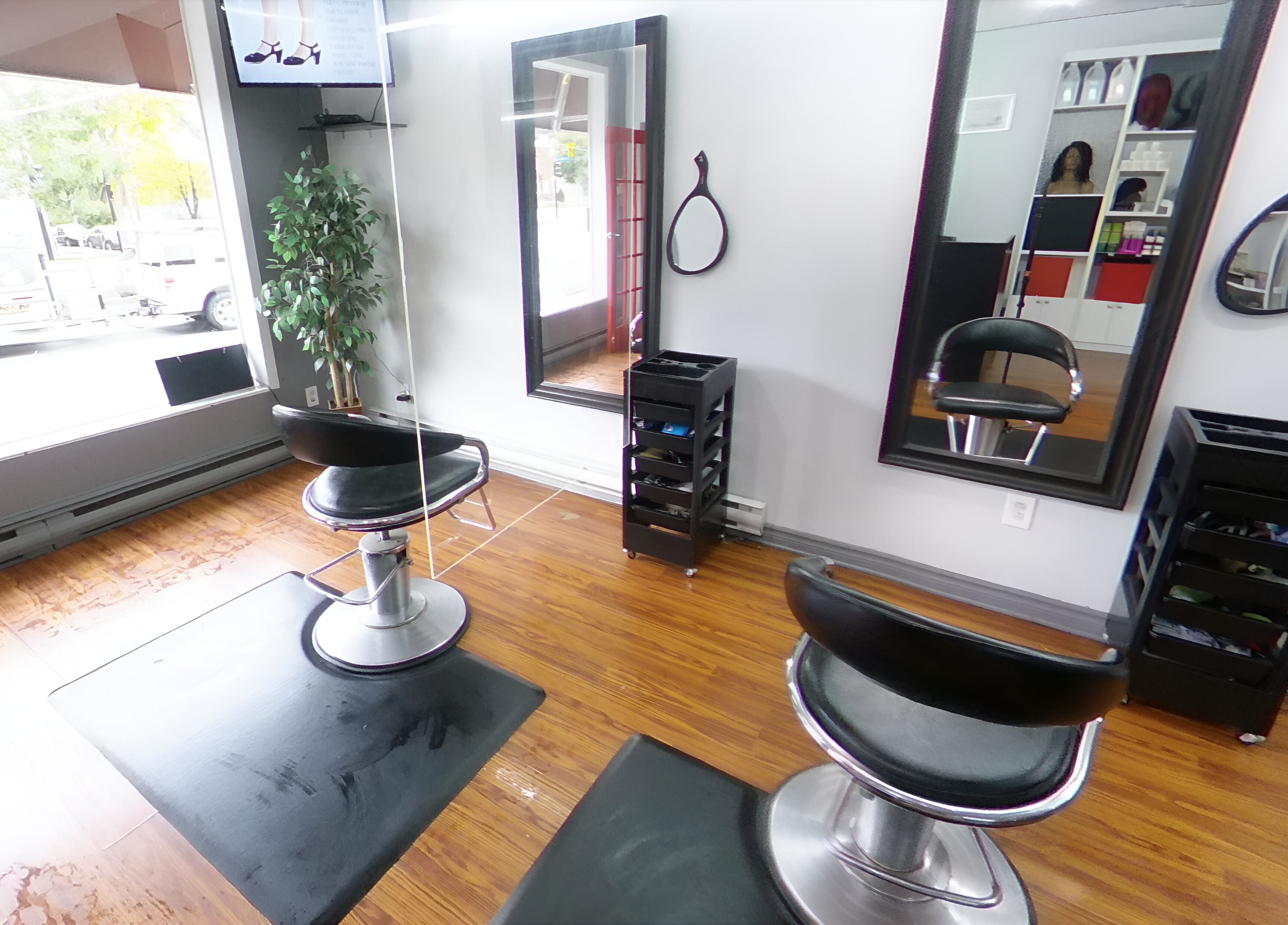 Intérieur moderne du salon de coiffure Tendance Versa Inc. à Montréal, Québec, CA avec des fauteuils élégants.