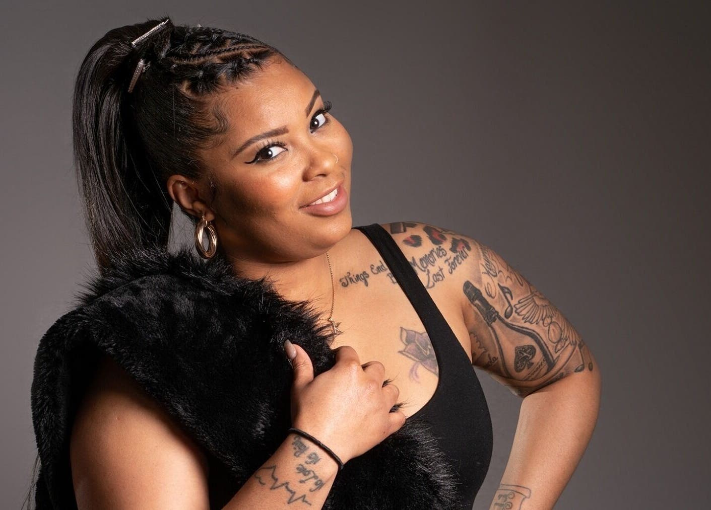 Portrait d'une femme souriante avec coiffure élégante chez Tendance Versa Inc., Montréal, Québec, CA.