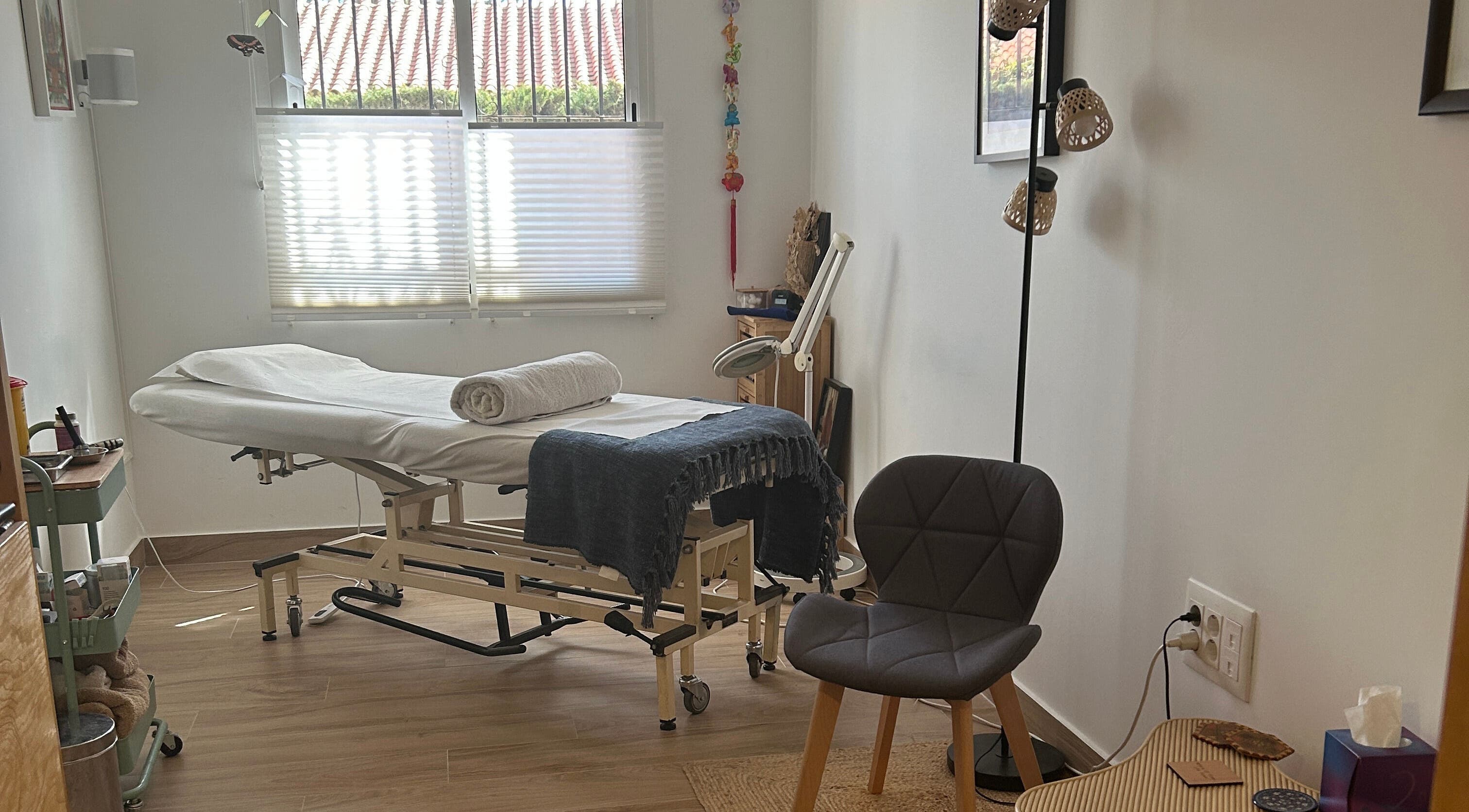 Cozy treatment room at Carole Dumenil - Dao Vida, Marbella, Andalucía, ES with serene spa bed and decor.