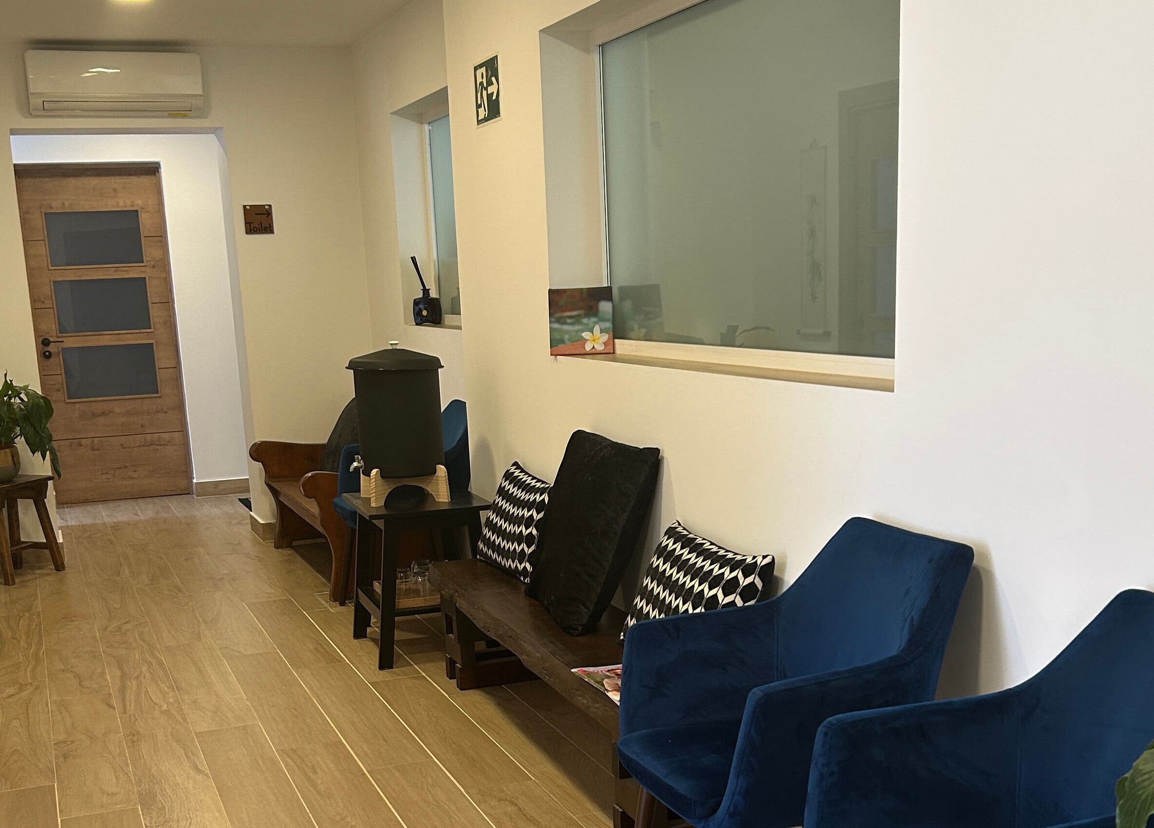 Relaxing seating area at Carole Dumenil - Dao Vida, Marbella, Andalucía, ES with blue chairs and wooden decor.