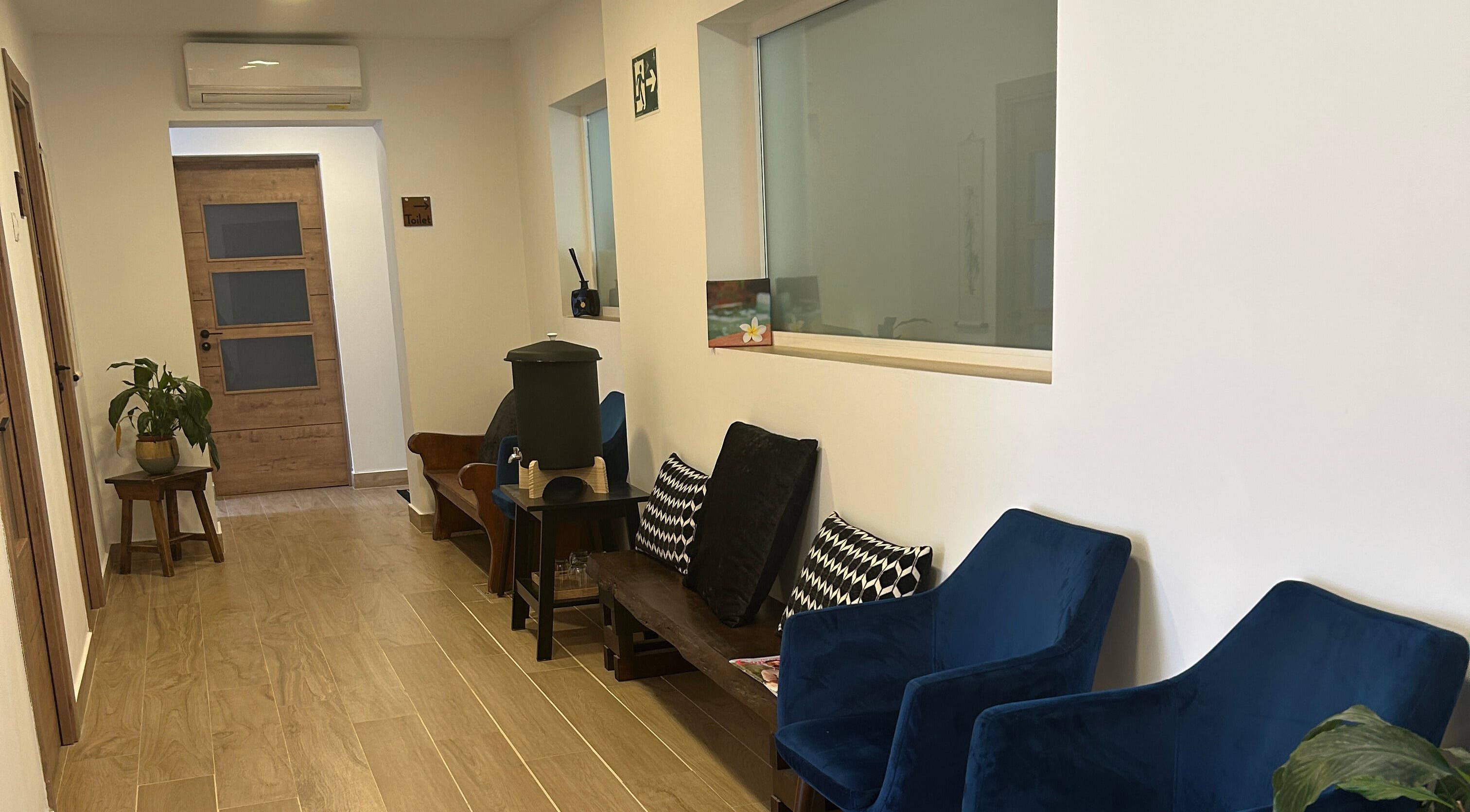 Relaxing seating area at Carole Dumenil - Dao Vida, Marbella, Andalucía, ES with blue chairs and wooden decor.