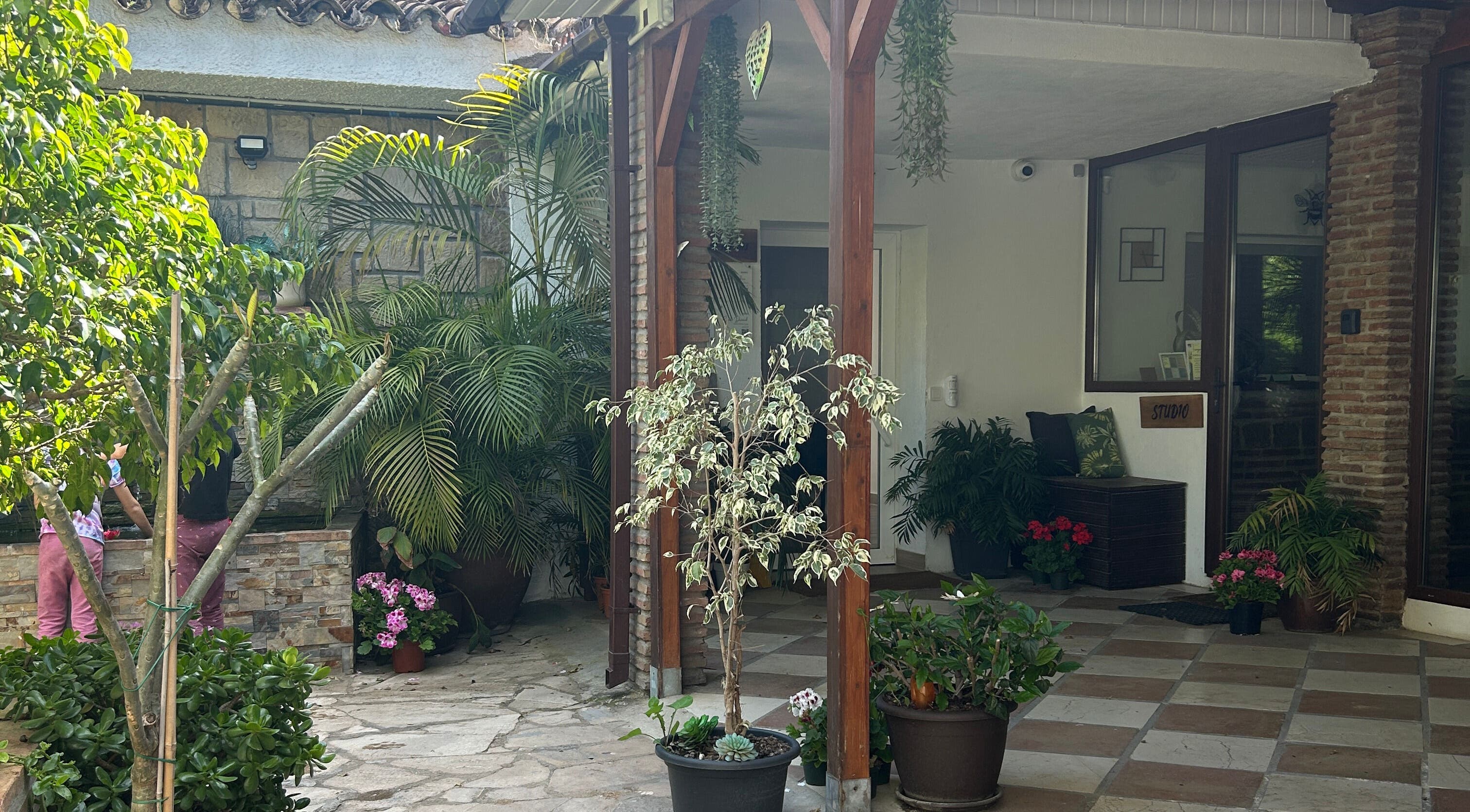 Charming entrance at Carole Dumenil - Dao Vida in Marbella, Andalucía, ES, surrounded by lush greenery.