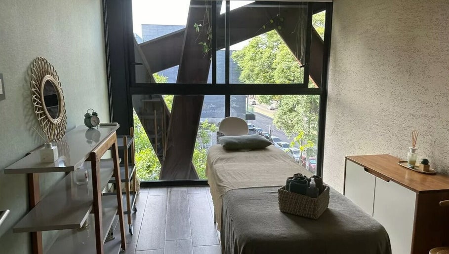 Sala de masajes en Balance, Montevideo, Departamento De Montevideo, UY, con vista al exterior.