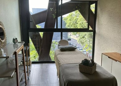 Sala de masajes en Balance, Montevideo, Departamento De Montevideo, UY, con vista al exterior.