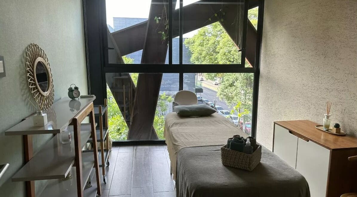 Sala de masajes en Balance, Montevideo, Departamento De Montevideo, UY, con vista al exterior.