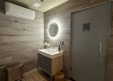 Elegante baño en Balance, Montevideo, con lavabo moderno y espejo iluminado.
