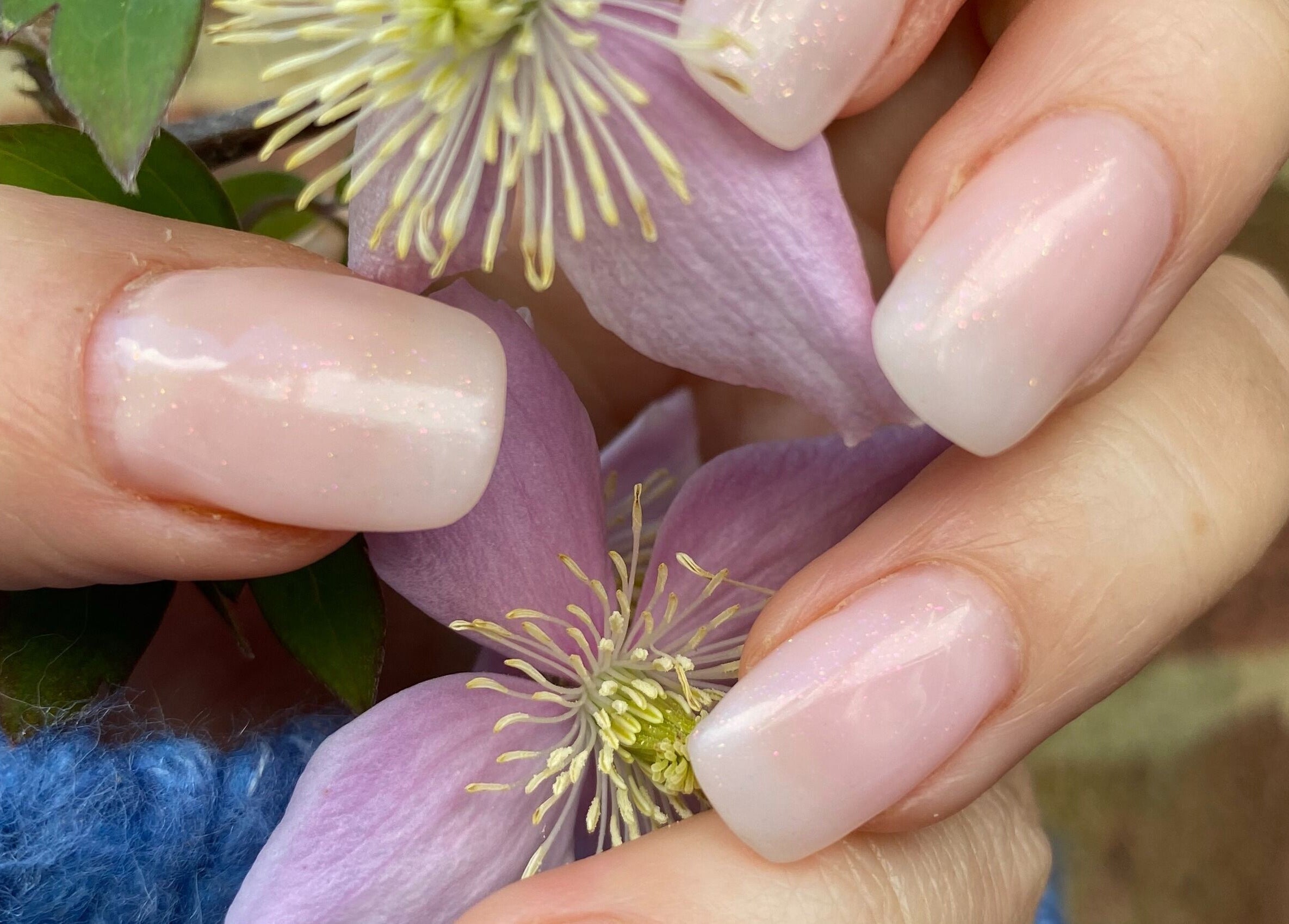 Elegant nails with flowers at Oval & Arch, 17 Mary Days Goudhurst, Goudhurst, England, GB.