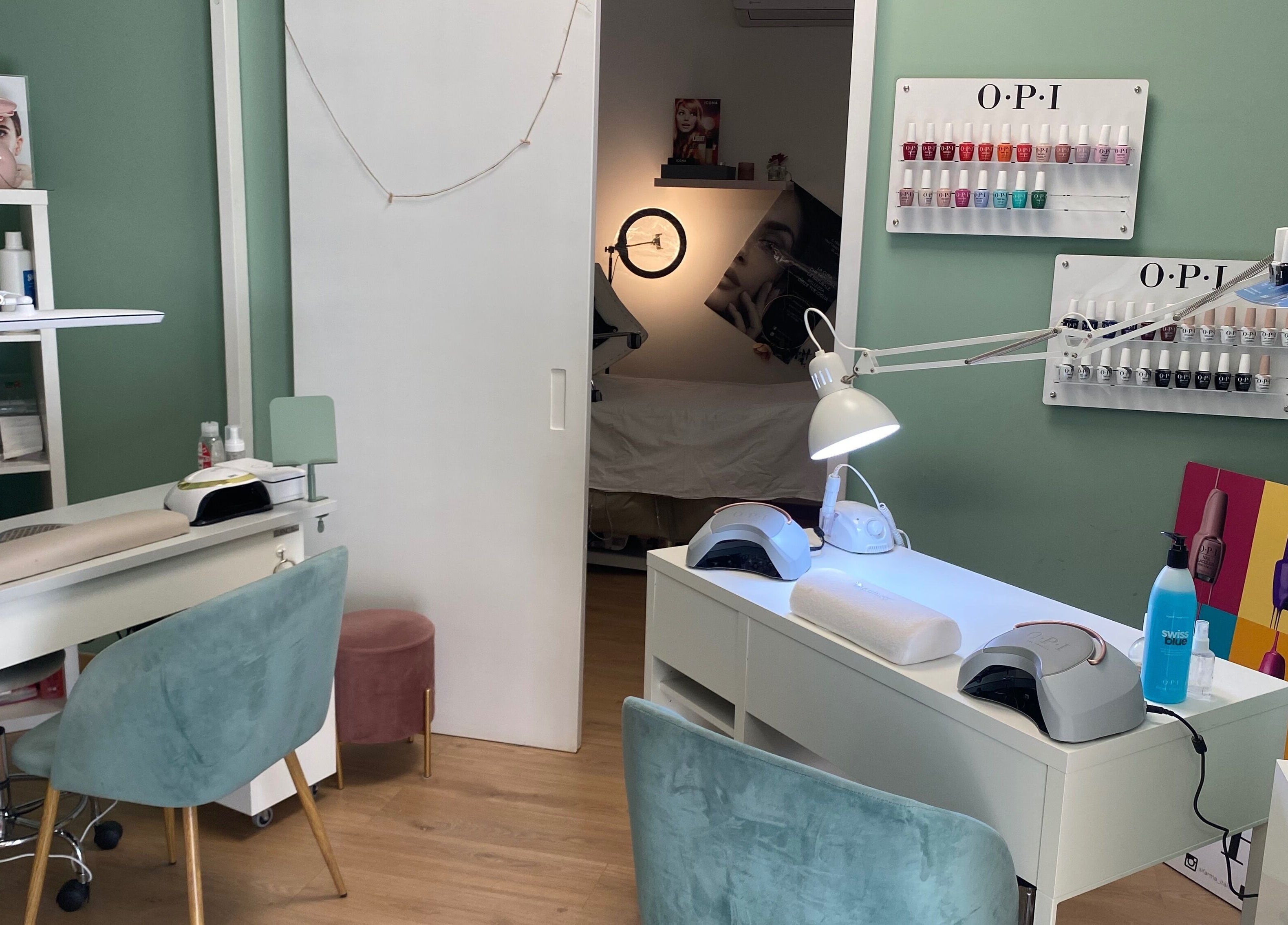 Area manicure moderna presso Francesca&Roberta Estetica, Cosenza, Calabria, IT. Atmosfera elegante e professionale.