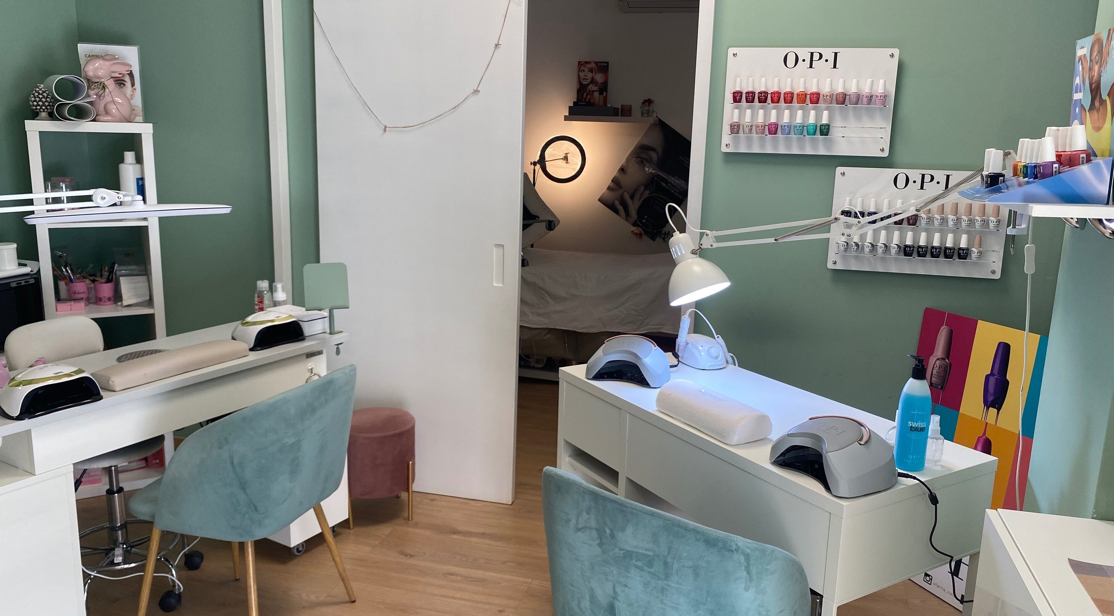 Area manicure moderna presso Francesca&Roberta Estetica, Cosenza, Calabria, IT. Atmosfera elegante e professionale.