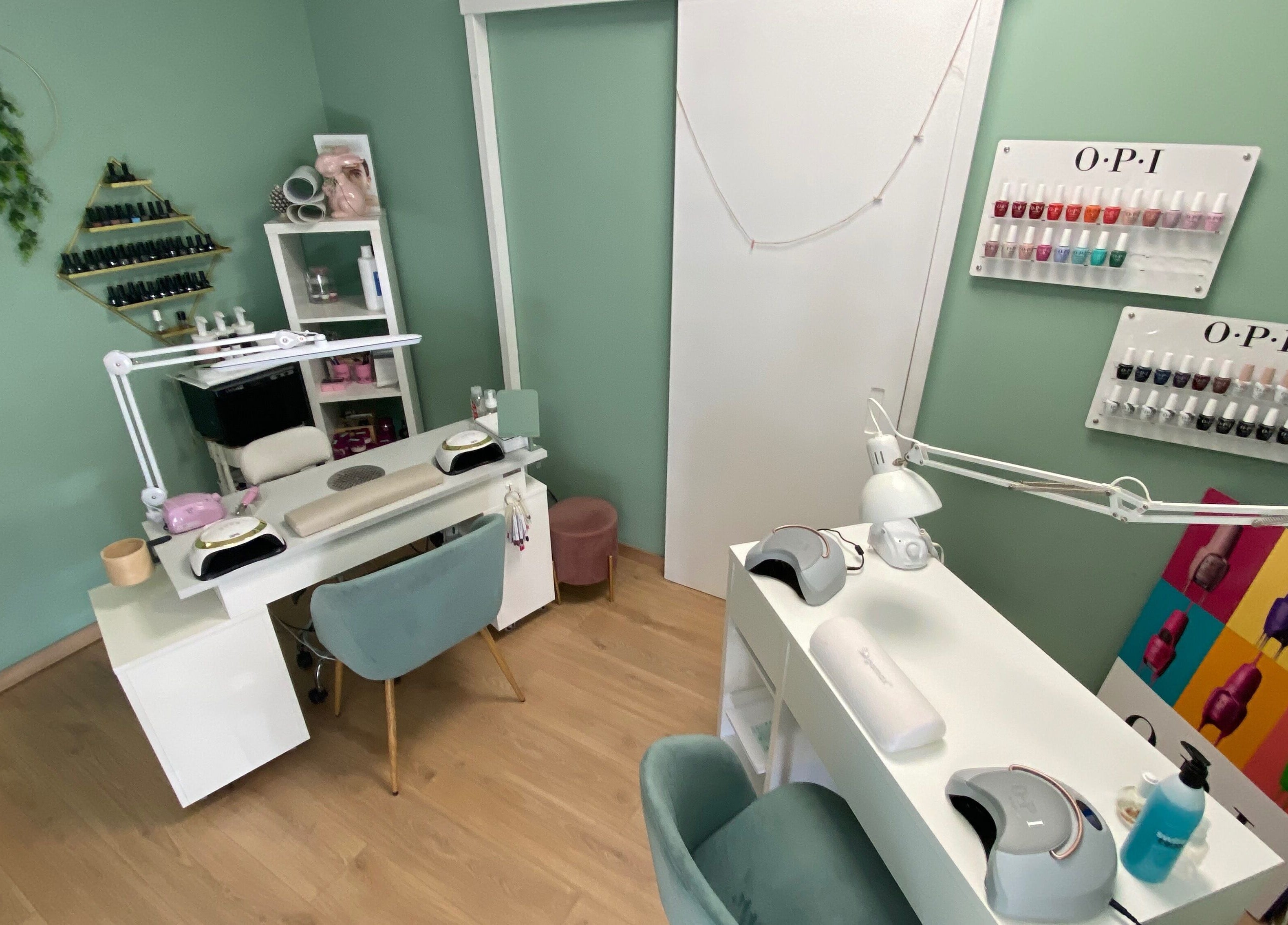 Spazio manicure presso Francesca&Roberta Estetica, Cosenza, Calabria, IT, con eleganti sedie e smalti colorati.