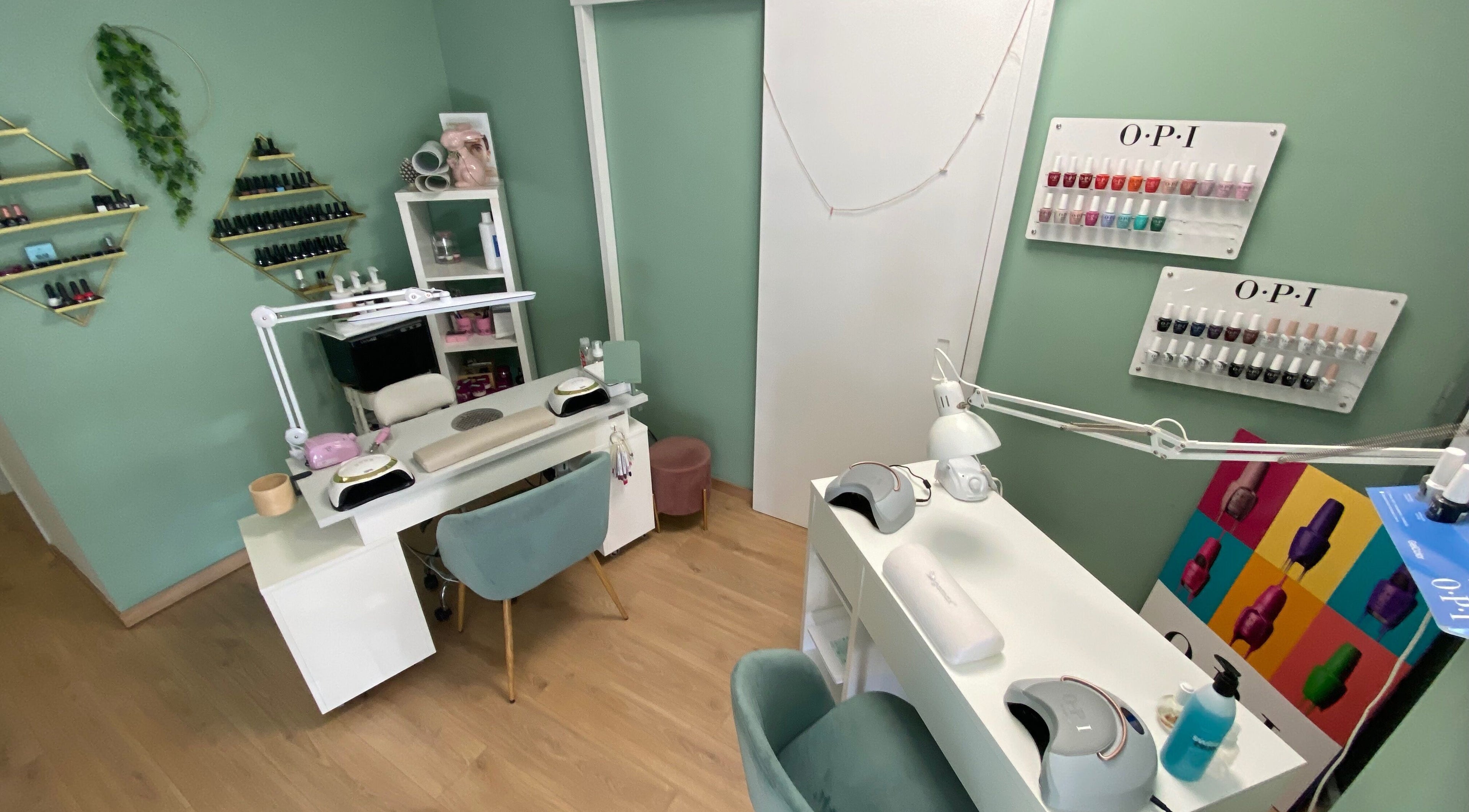 Spazio manicure presso Francesca&Roberta Estetica, Cosenza, Calabria, IT, con eleganti sedie e smalti colorati.