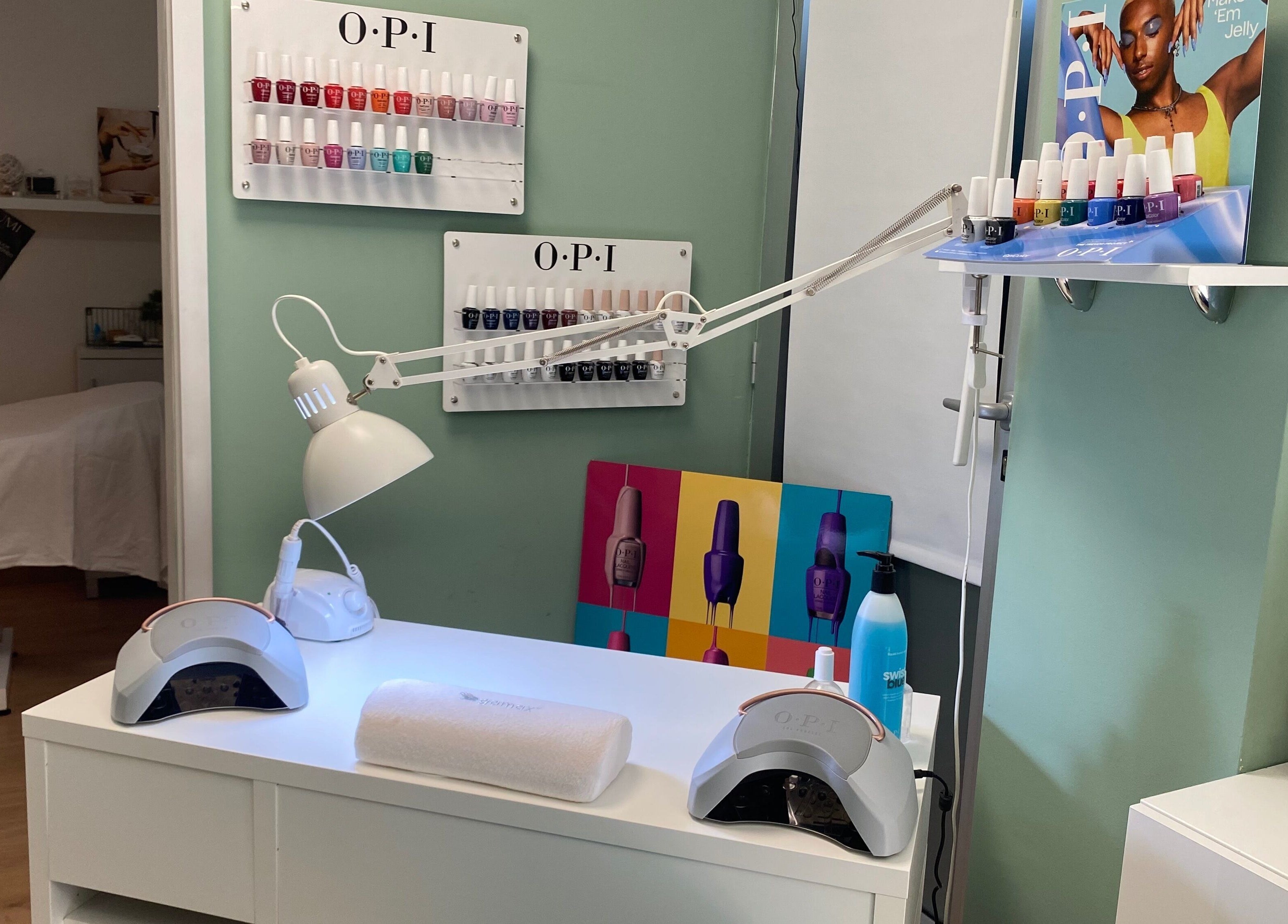 Postazione manicure presso Francesca&Roberta Estetica, Cosenza, Calabria, IT con smalti variopinti.