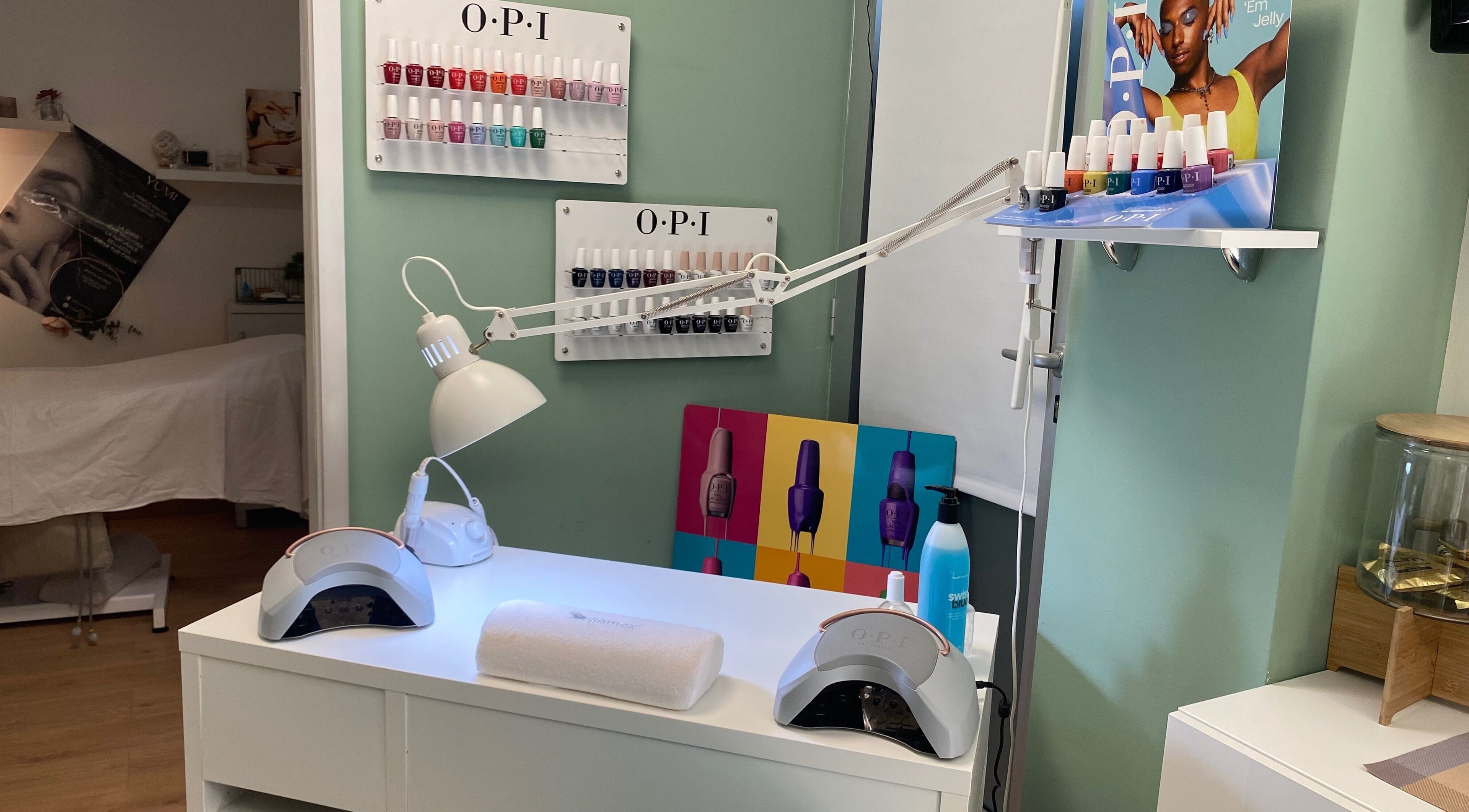 Postazione manicure presso Francesca&Roberta Estetica, Cosenza, Calabria, IT con smalti variopinti.