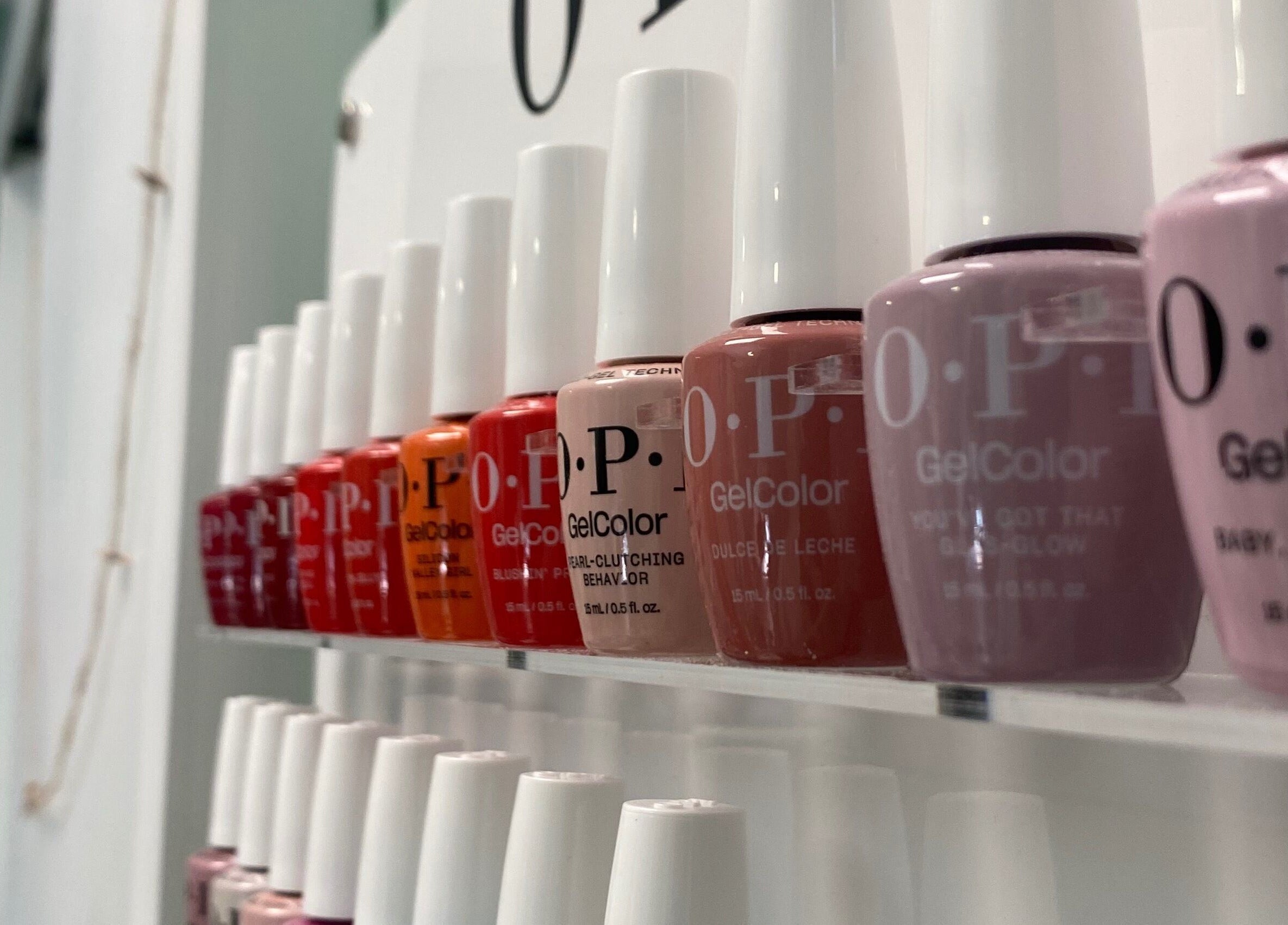 Smalti colorati da Francesca&Roberta Estetica a Cosenza, Calabria, IT, perfetti per manicure.