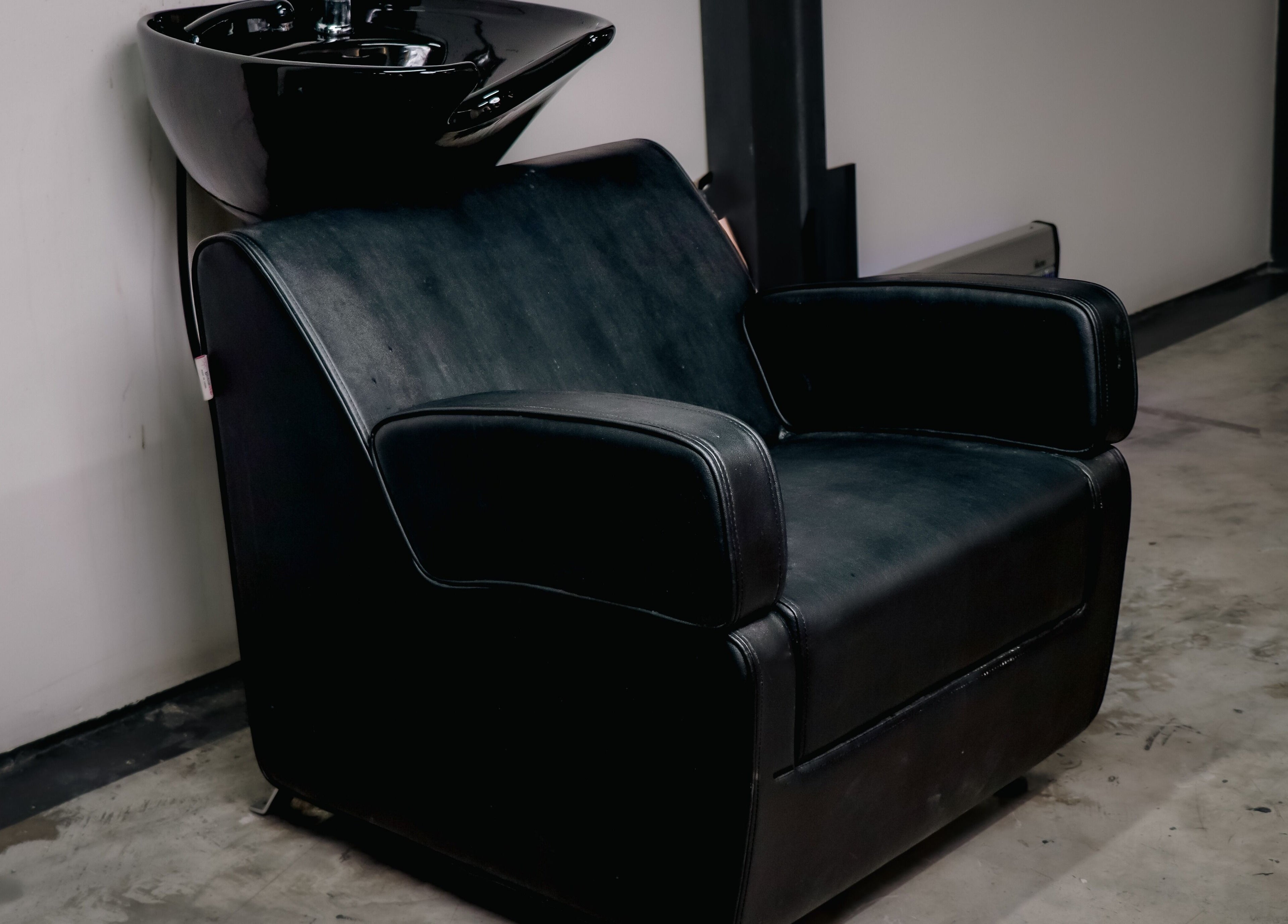 Luxurious salon wash station at Barbershop 97 صالون, الخبر, المنطقة الشرقية, SA, offering premium comfort.
