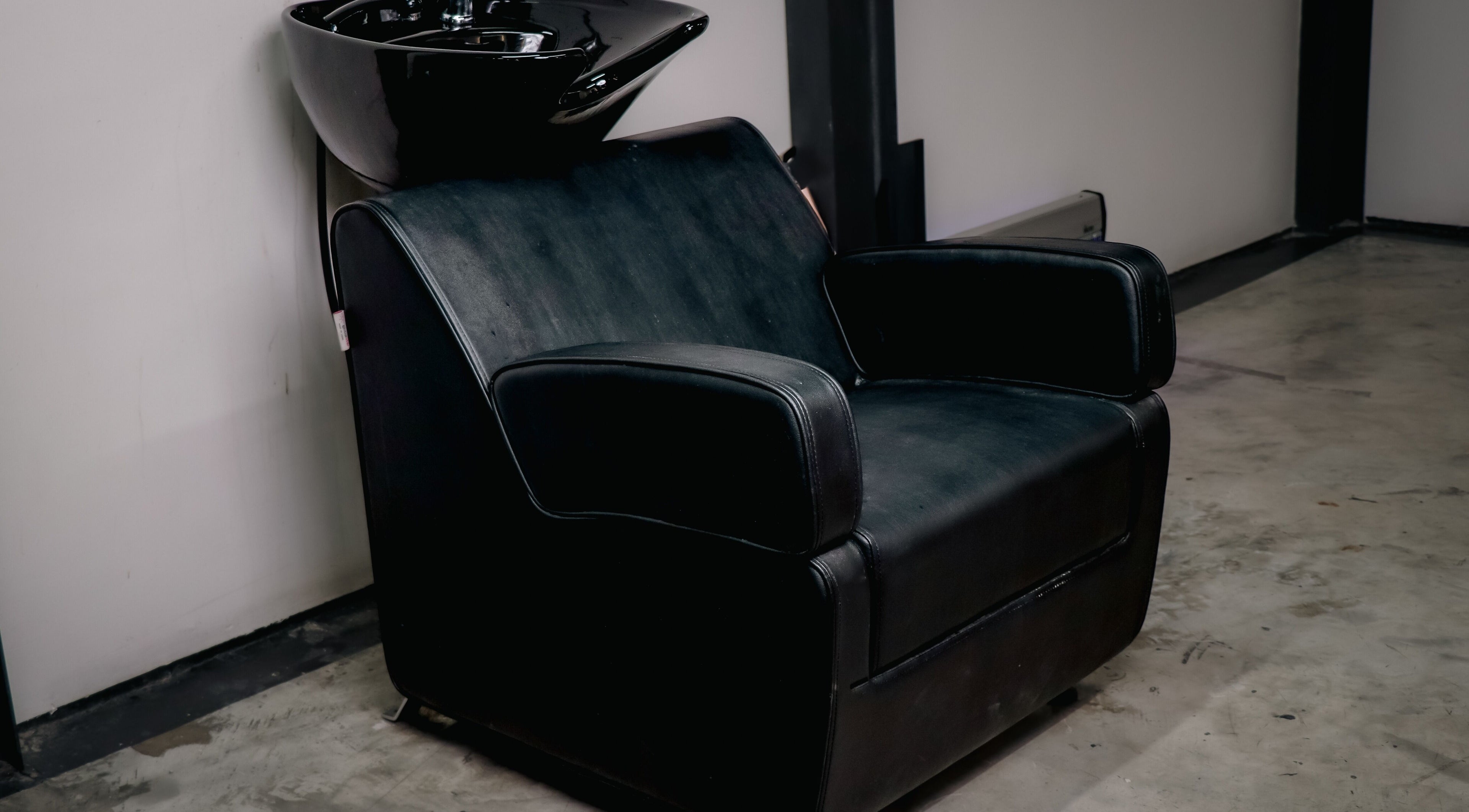 Luxurious salon wash station at Barbershop 97 صالون, الخبر, المنطقة الشرقية, SA, offering premium comfort.