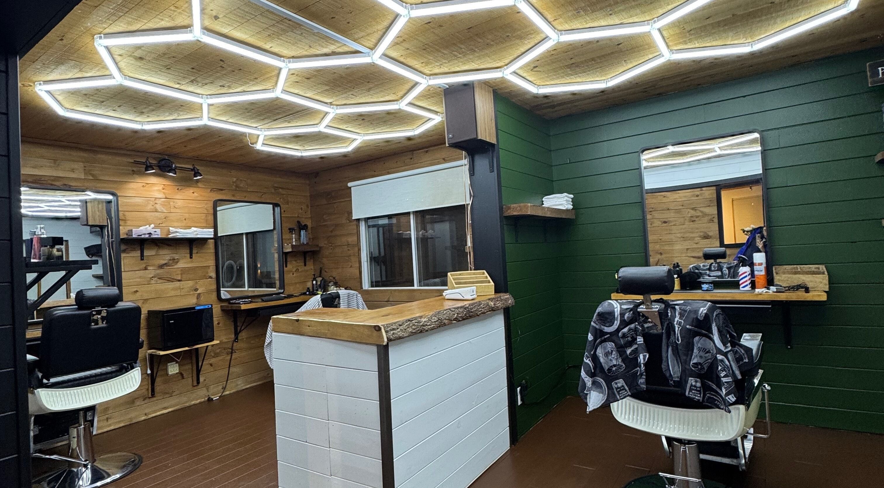 Intérieur moderne de La Tête d'Affiche Barbier à Saint-sauveur, Québec, CA, avec décoration en bois et fauteuils confortables.