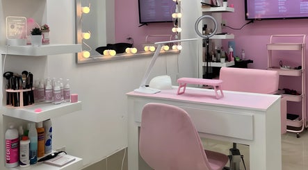 Interior moderno en tonos rosados de Rebeca Peña Integral Beauty Studio, Los Mochis, Sinaloa, MX.