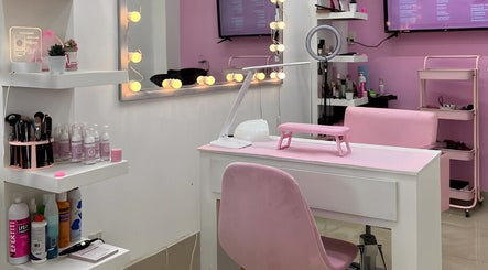 Interior de Rebeca Peña Integral Beauty Studio en Los Mochis, Sinaloa, MX, decorado en tonos rosa pastel.