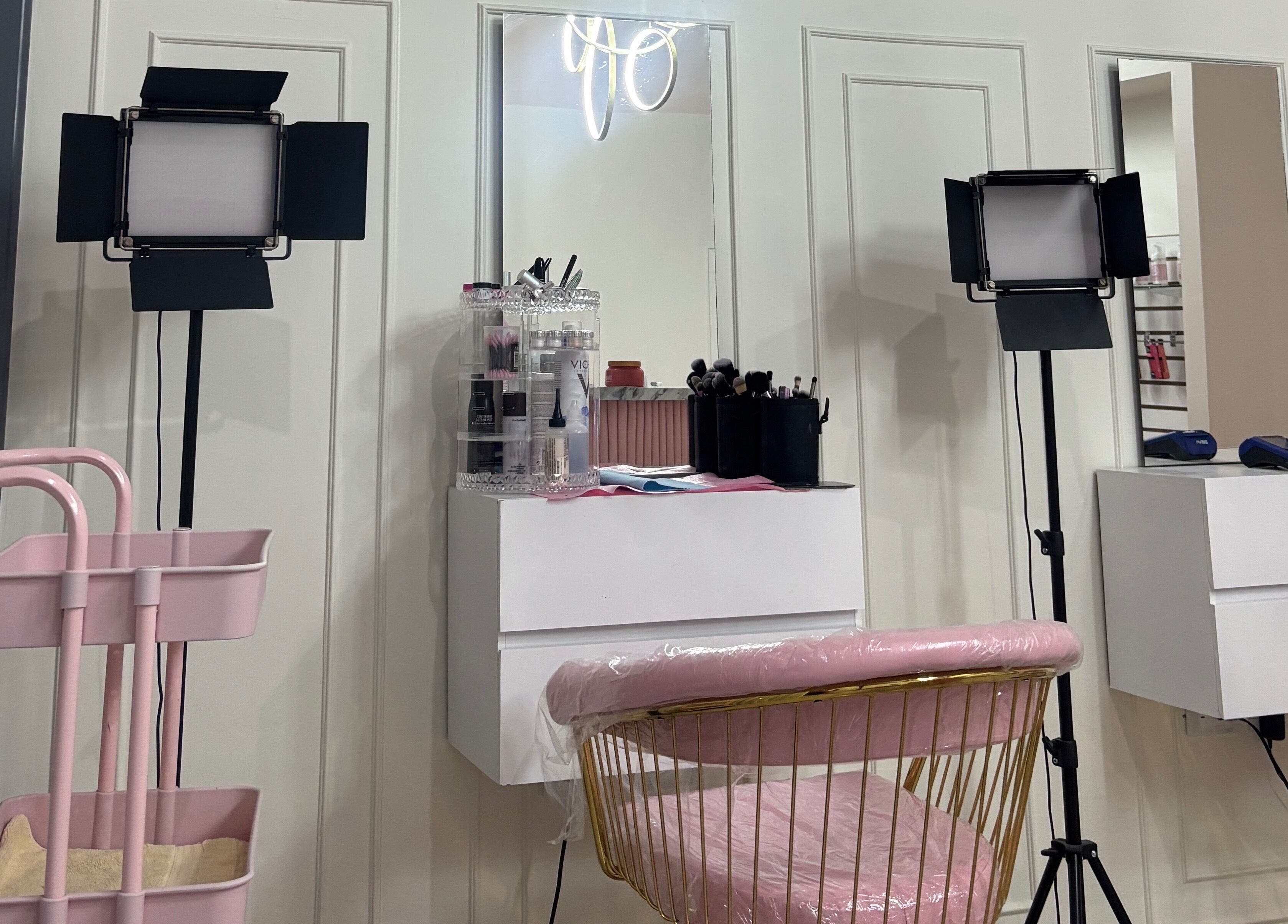 Estación de maquillaje en Rebeca Peña Integral Beauty Studio, Los Mochis, Sinaloa, MX, con iluminación profesional.