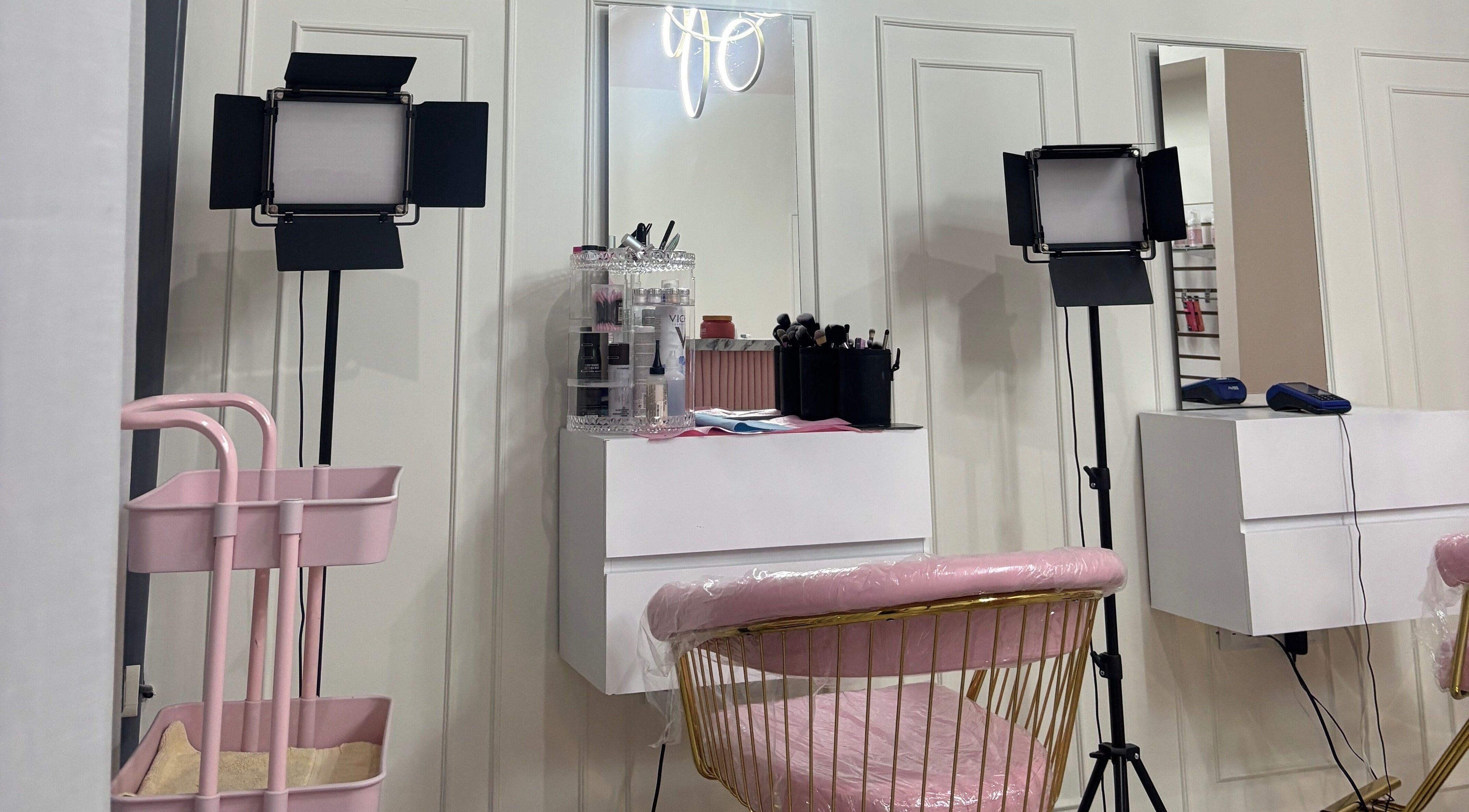 Estación de maquillaje en Rebeca Peña Integral Beauty Studio, Los Mochis, Sinaloa, MX, con iluminación profesional.