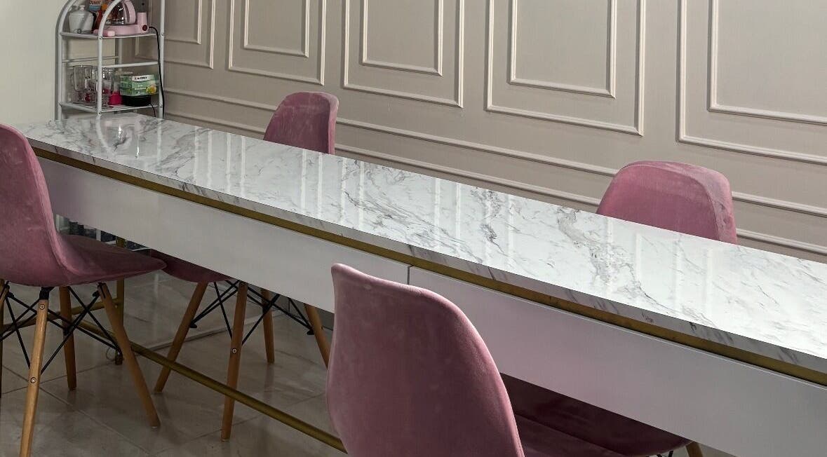 Mesa de mármol y sillas rosadas en Rebeca Peña Integral Beauty Studio, Los Mochis, Sinaloa, MX.